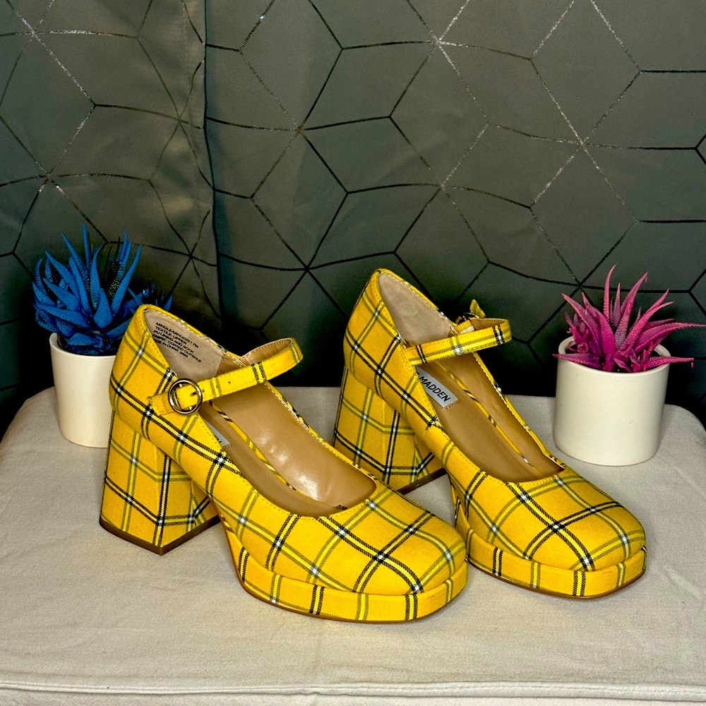 ✨TREAT YO SELF to a pair of Steve Madden Size 7 pumps! Big Clueless vibes 💛